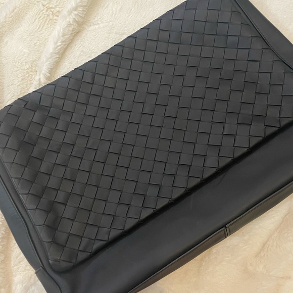 Bottega Veneta Mens Intrecciato Weave Messenger Bag - Picture 6 of 10